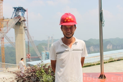 負責矮寨大橋索股垂度測量調(diào)整工作的仇磊