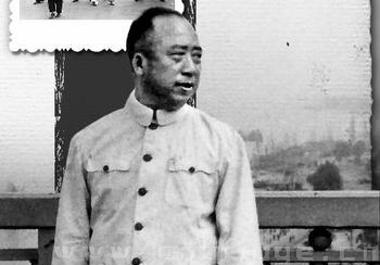 武漢長江大橋建成通車,凝聚著滕代遠的一片心血。圖為通車前一天他在公路橋上回眸。