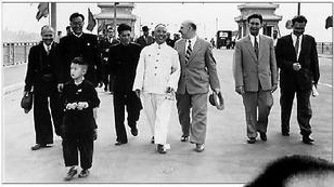 1957年10月14日,滕代遠和前蘇聯(lián)客人走在武漢長江大橋公路橋上。前面小孩為筆者。