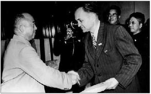 1957年10月15日,滕代遠部長向?qū)<椅髁诸C發(fā)榮譽證書