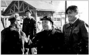 1955年11月,滕代遠在大橋工地與工人握手。右一為翻譯劉麟祥