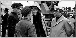1957年5月6日下午,滕代遠和王任重(披雨衣者)在漢陽觀看我國鐵路工人發(fā)明制造的震動打樁機