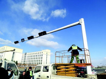 完成覆蓋全市11條高速公路的智能交通系統(tǒng)建設、新增免費限時臨停泊位5000個……今年,島城將全面開展道路交通安全隱患整改,年底前完成501處隱患路段整改,將定期公開駕校畢業(yè)學員的交通違法率和肇事率。