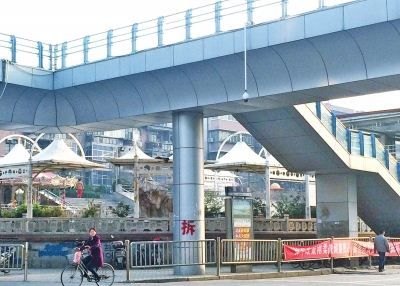 2015年3月24日本報(bào)記者探訪時(shí)發(fā)現(xiàn),該天橋已被噴上了“拆”字。 2015年3月24日本報(bào)記者探訪時(shí)發(fā)現(xiàn),該天橋已被噴上了“拆”字。