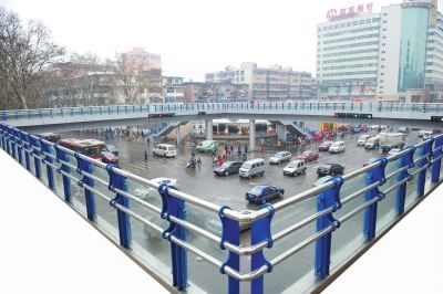 2010年2月9日文化路黃河路口過(guò)街天橋完工,是多么壯觀! 2010年2月9日文化路黃河路口過(guò)街天橋完工,是多么壯觀!