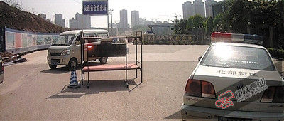 2日起,張某利用鐵架床攔路,對(duì)過往車輛強(qiáng)行收取過路費(fèi)。警方供圖 2日起,張某利用鐵架床攔路,對(duì)過往車輛強(qiáng)行收取過路費(fèi)。警方供圖