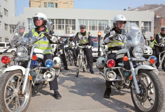 4月5日，在沙依巴克區(qū)交警大隊(duì)，民警騎上新配發(fā)的巡邏自行車和摩托車。