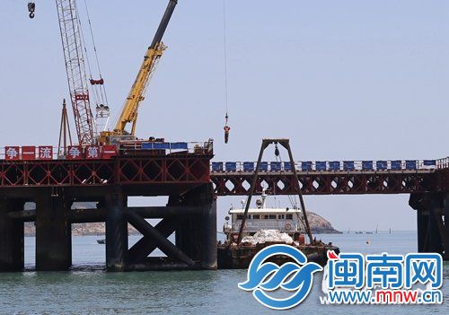 這些橋樁都有百米深;工人作業(yè)時，穿著救生衣吊到海上平臺