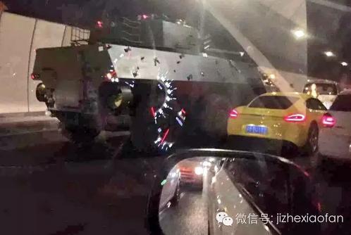 保時捷撞上裝甲車