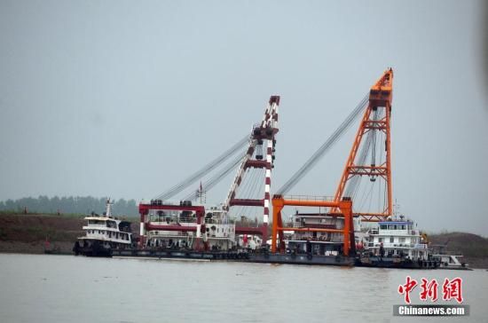 6月4日,客船“東方之星”長(zhǎng)江沉船第三日,大型起吊設(shè)備停靠在客船翻沉事故現(xiàn)場(chǎng),現(xiàn)場(chǎng)已具備對(duì)沉船打撈起重的能力。中新社發(fā) 張暢 攝 6月4日,客船“東方之星”長(zhǎng)江沉船第三日,大型起吊設(shè)備停靠在客船翻沉事故現(xiàn)場(chǎng),現(xiàn)場(chǎng)已具備對(duì)沉船打撈起重的能力。中新社發(fā) 張暢 攝