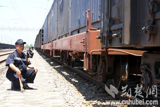 列車到達(dá)作業(yè)場，檢車員們按規(guī)定接車，觀察列車進(jìn)站時(shí)運(yùn)行狀態(tài)