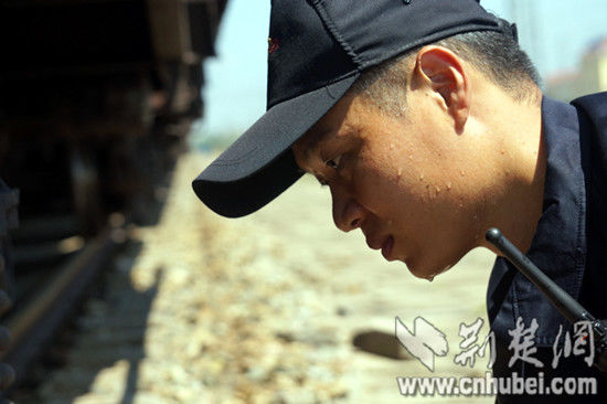 工作中，檢車員們個(gè)個(gè)汗流夾背，豆大的汗珠順著臉膛流淌