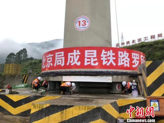 圖為大橋轉(zhuǎn)體現(xiàn)場(chǎng)。鐘欣 攝