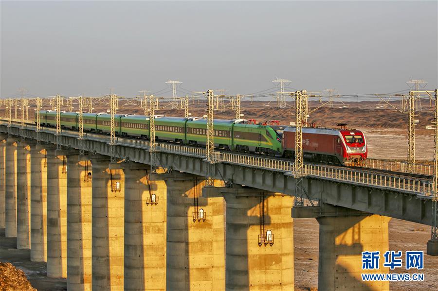 （社會(huì)）新疆鐵路首列“復(fù)興號(hào)”列車將于近日正式投入運(yùn)營